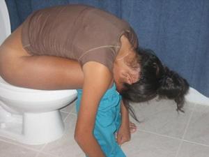 0DrGut_toilet-drunk-passed-out-party-girl-sleeping-girls